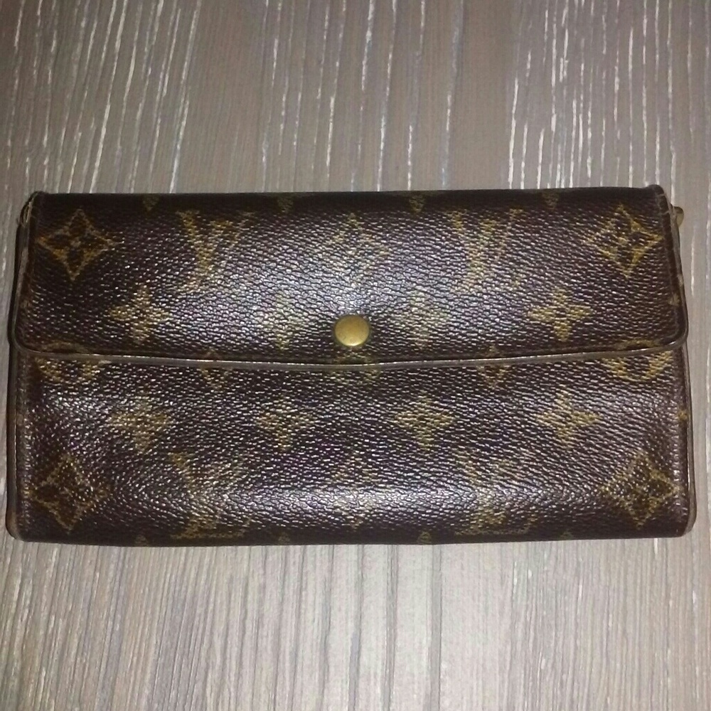 Authentic Louis Vuitton Monogramed Sarah wallet